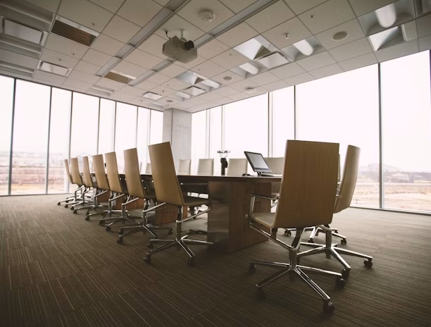 Sala de reunião representando soluções empresariais
