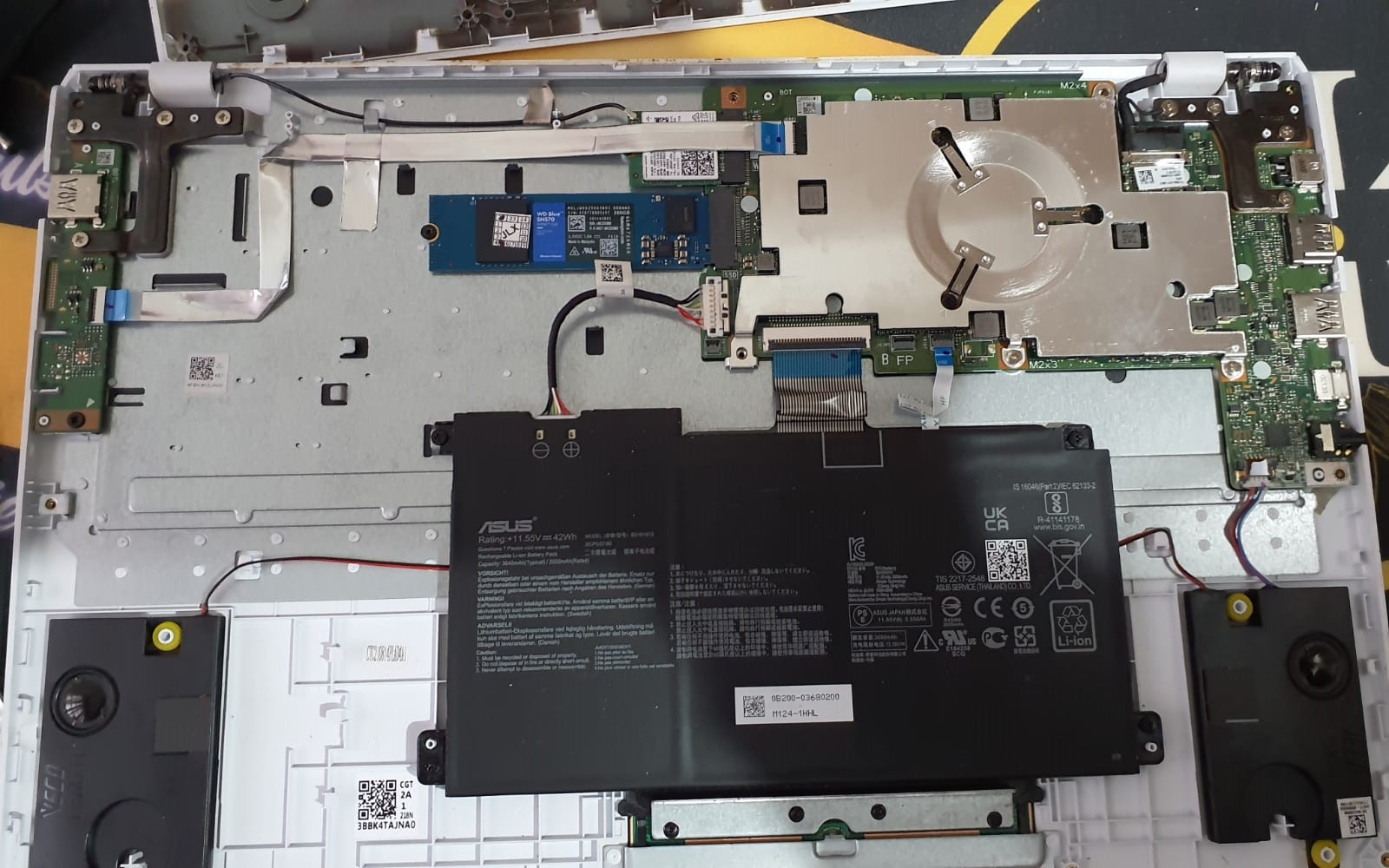 Notebook aberto durante upgrade de SSD